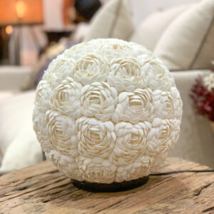 Lampe en coquillages de Bali boule motif fleurs