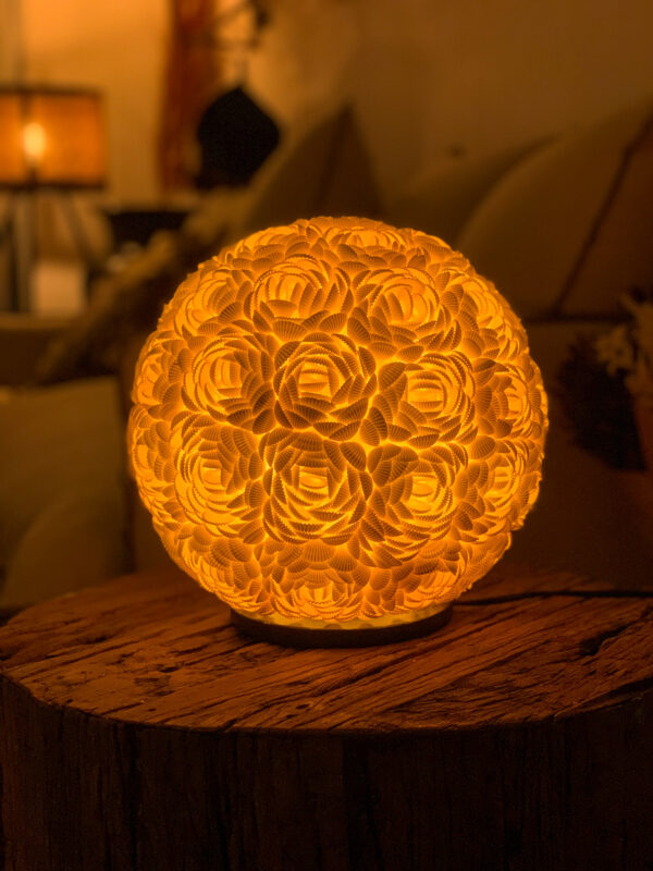 Lampe en coquillages de Bali boule motif fleurs éclairée