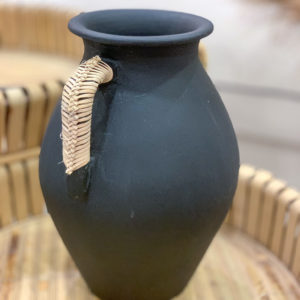 Vase en terre cuite et anses en rotin noir
