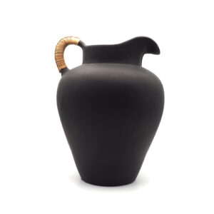 Vase pichet en terre cuite noir mat et anse en rotin