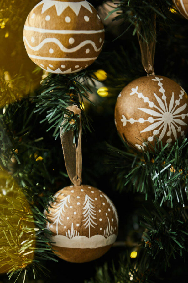 Boule de Noel en papier mâché décor blanc