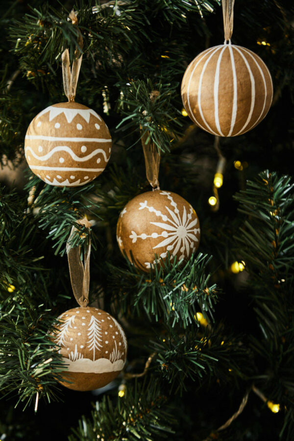 Boule de Noel en papier mâché décor blanc