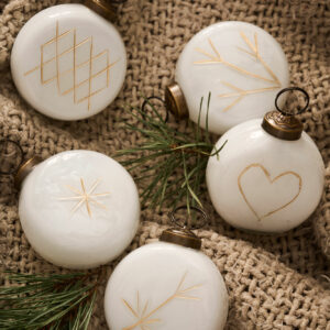 Boules de Noel plates en verre blanc décor doré