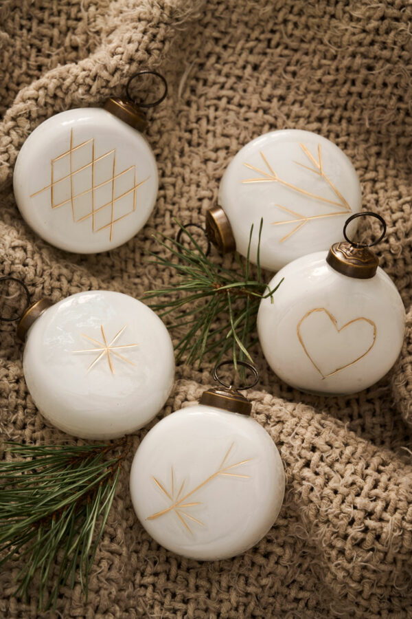 Boules de Noel plates en verre blanc décor doré