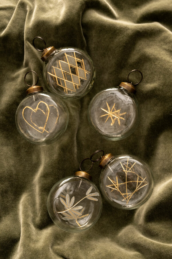 Boules de Noel plates en verre blanc décor doré