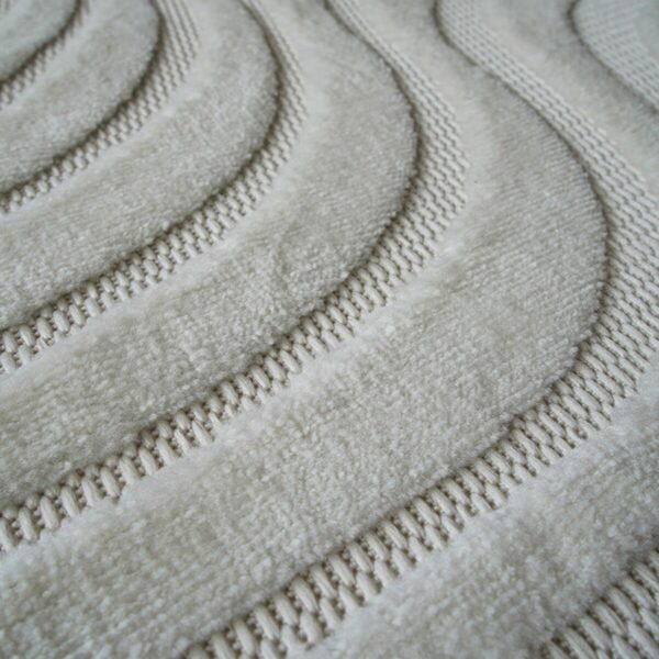 Tapis effet jute et motifs relief vagues blanches